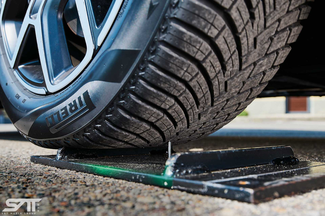 <p><em>Za bu&scaron;enje desnog prednjeg pneumatika dva automobila na testu &nbsp;koristili smo ekser prečnika četiri milimetra i dužine 30 mm fiksiran za ploču koja je pričvr&scaron;ćena za