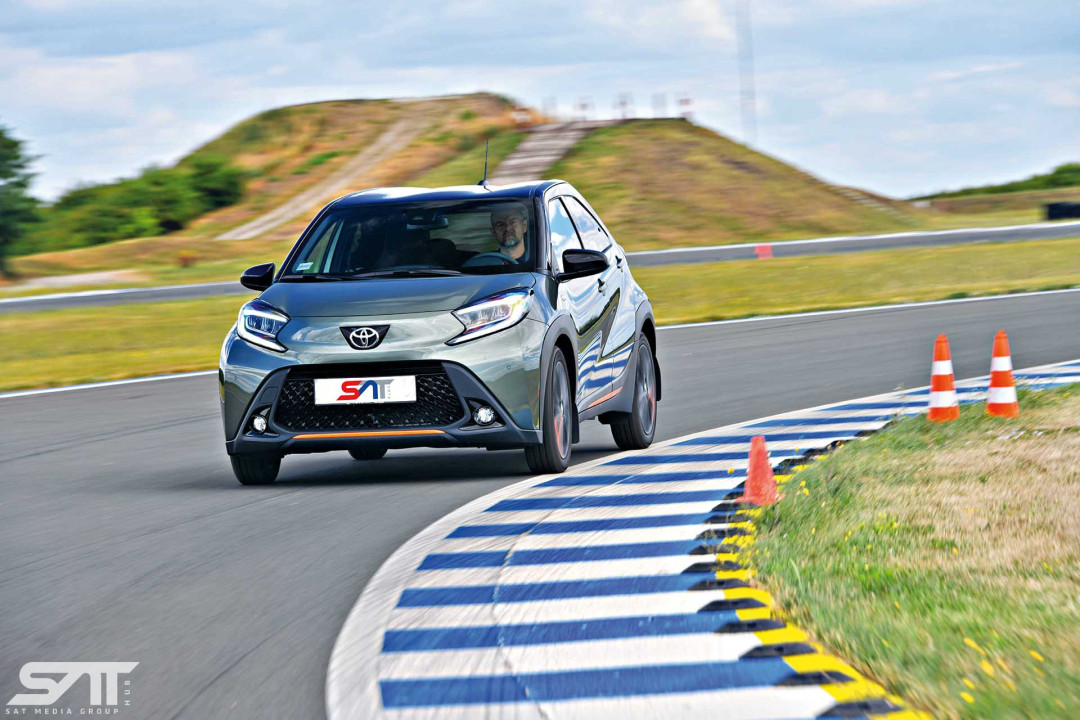 <ul>
<li><span style="font-family: 'Frank Ruhl Libre'; font-size: 12px;">3 cilindra, benzin</span></li>
<li><span style="font-family: 'Frank Ruhl Libre'; font-size: 12px;">998 cm<sup>3</sup