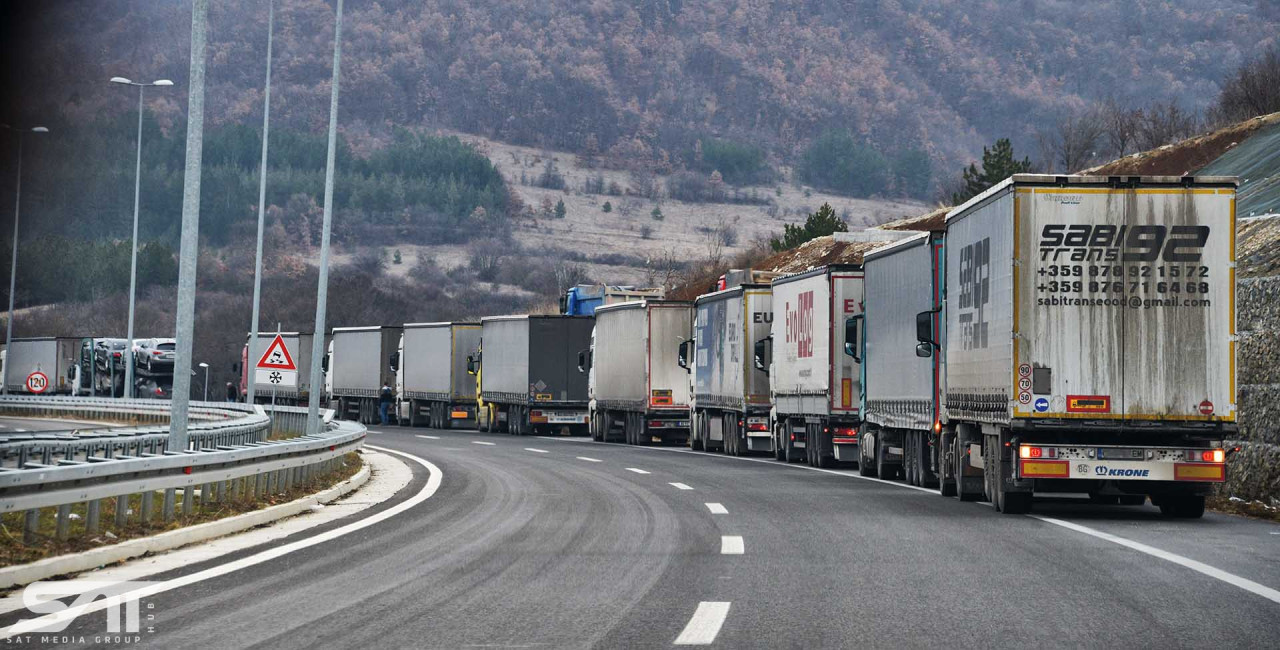 <p><strong>Već godinama prelazak nekog graničnog prelaza, posebno prema državama članicama Evropske unije, kamiondžijama predstavlja veliki problem. Ponekad u kabini provedu i po 24 sata čeka