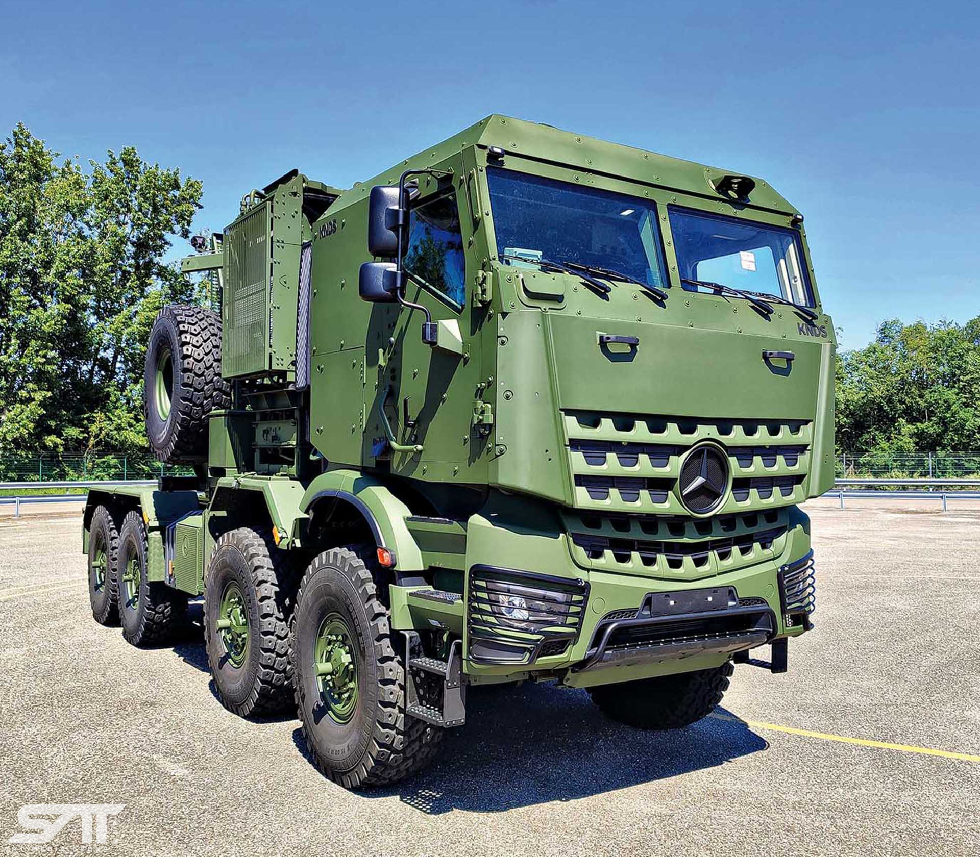 Arocs 4463AK 8x8/4 mit geschützter KNDS-Kabine für militärische SchwerlasttransporteArocs 4463AK 8x8/4 with protected KNDS cab for military heavy transport missions